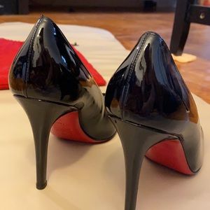 NEVER WORN
Christian Louboutin Leather Pumps